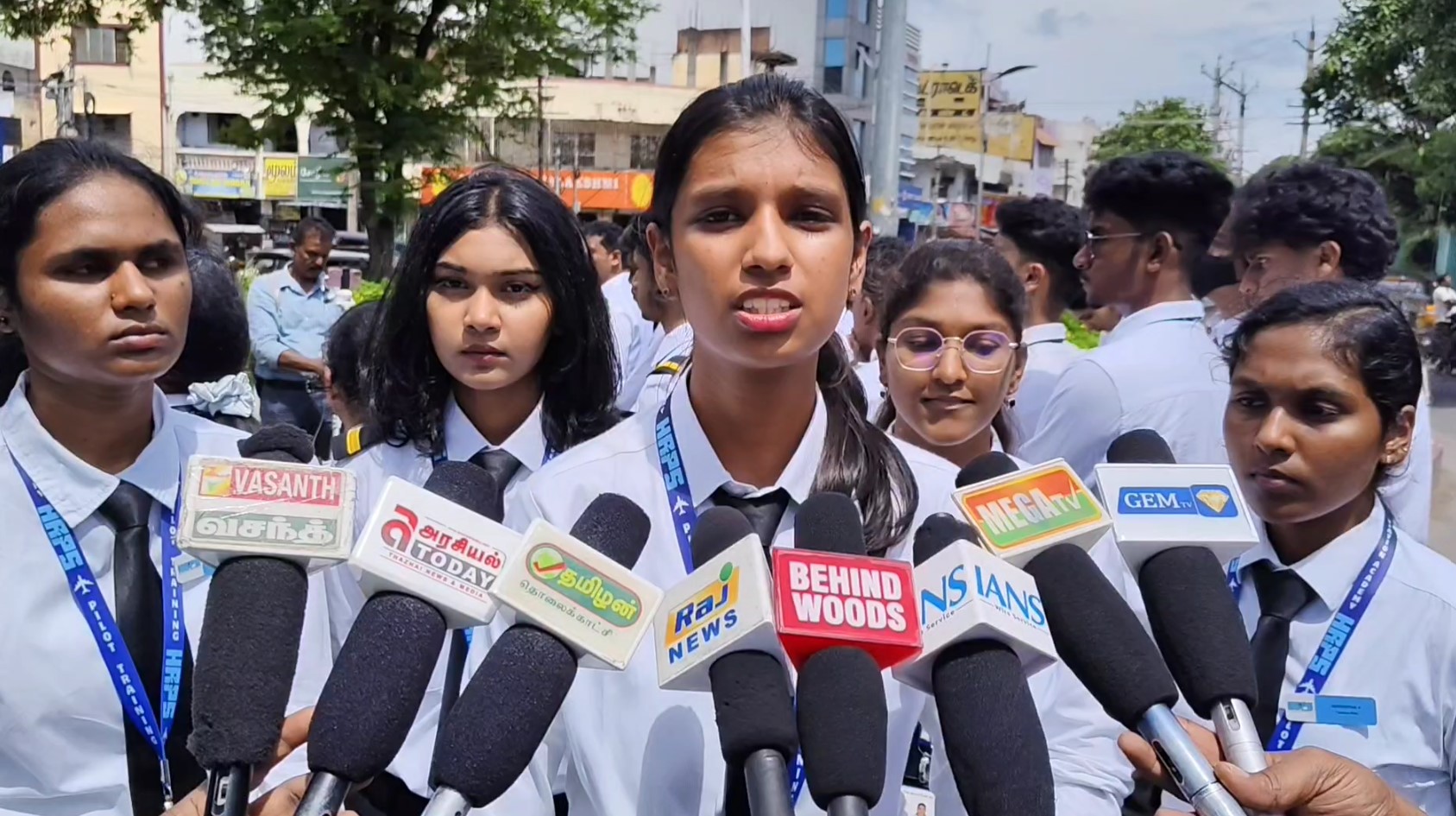 ஏர் இந்தியா விமான விபத்து… விமான பைலட்டுகள் அஞ்சலி