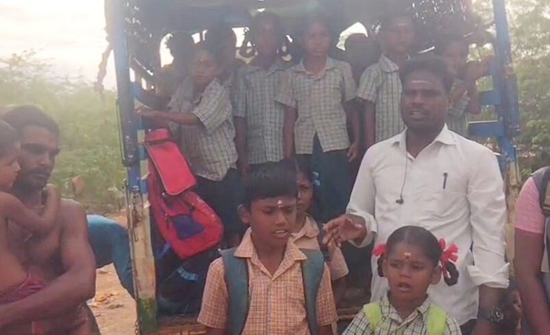 சரக்கு வாகனங்களில் பள்ளி மாணவ, மாணவிகள்