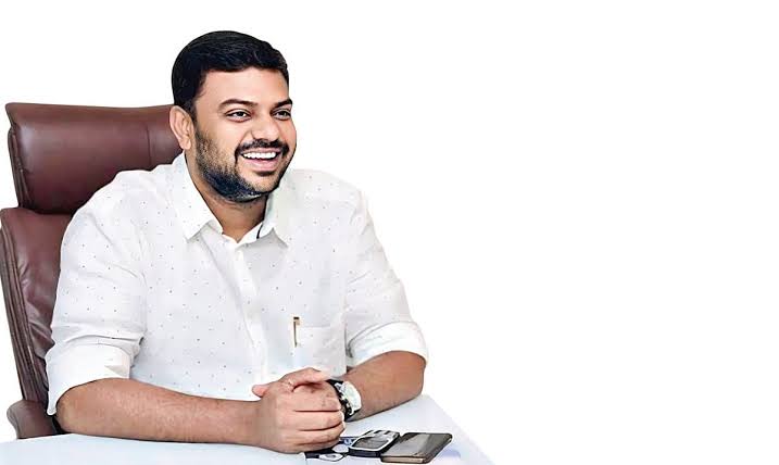 தாய் இறந்தபோதும் மக்களுக்காக நின்றவர் – யார் இந்த முபாரக்?