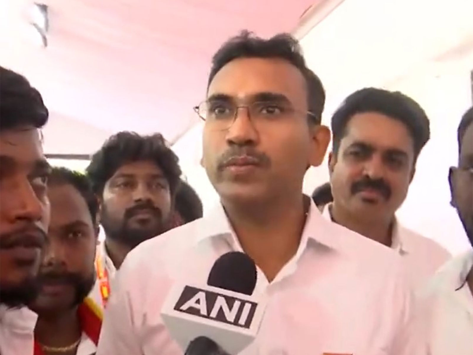 கரூர் அரசு மருத்துவக் கல்லூரி மருத்துவமனை அமைச்சர் திடீர் விசிட்..!