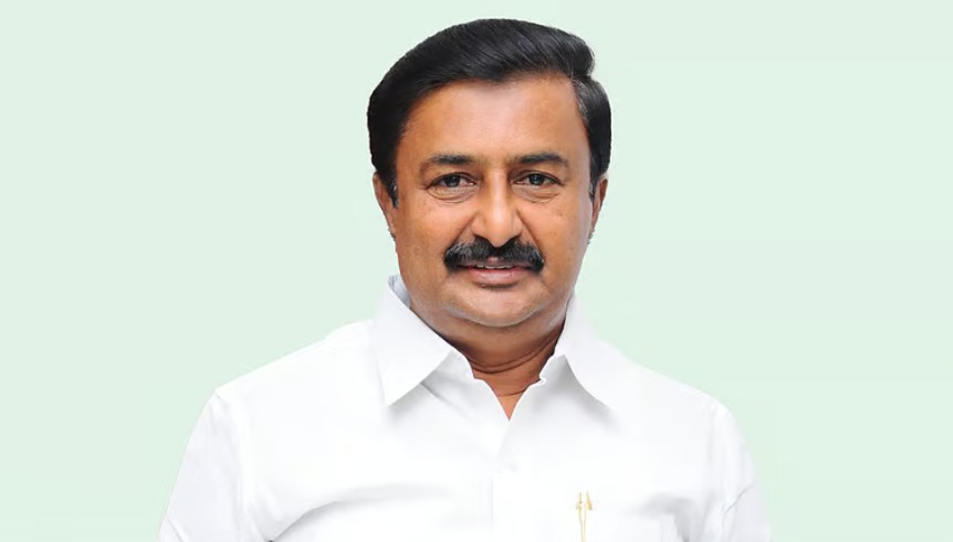முன்னாள் அமைச்சர் உதவியாளர்மீது அடுகடுக்கான குற்றச்சாட்டு..!